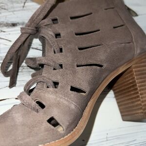 Vince Camuto Boho Chunky Heel Sandals 8M Taupe Suede Gladiator Strappy Lace Up